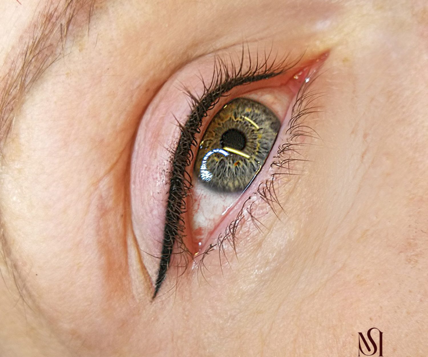 Un sottile eyeliner infracigliare completato da una coda delicata