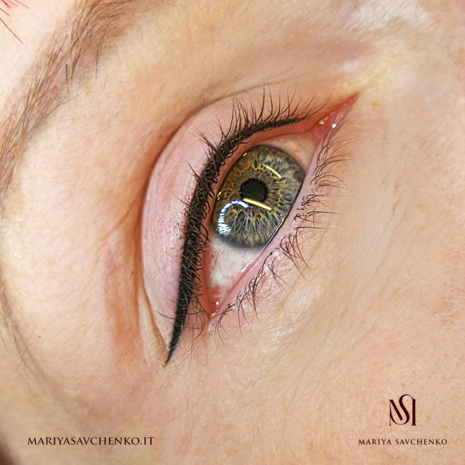 Un sottile eyeliner infracigliare completato da una coda delicata