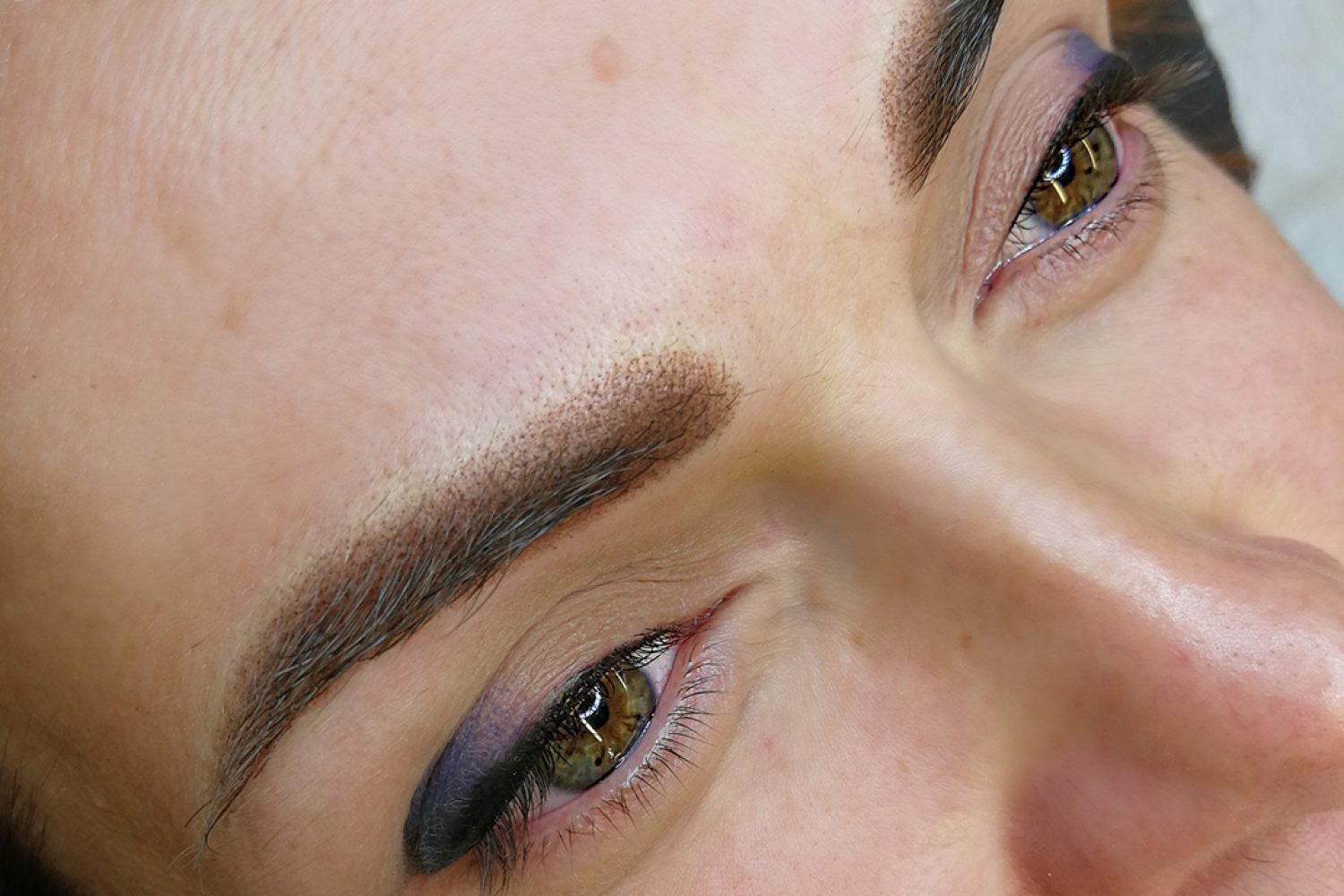sopracciglia tatuate con sfumatura Mariya Savchenko Riccione
