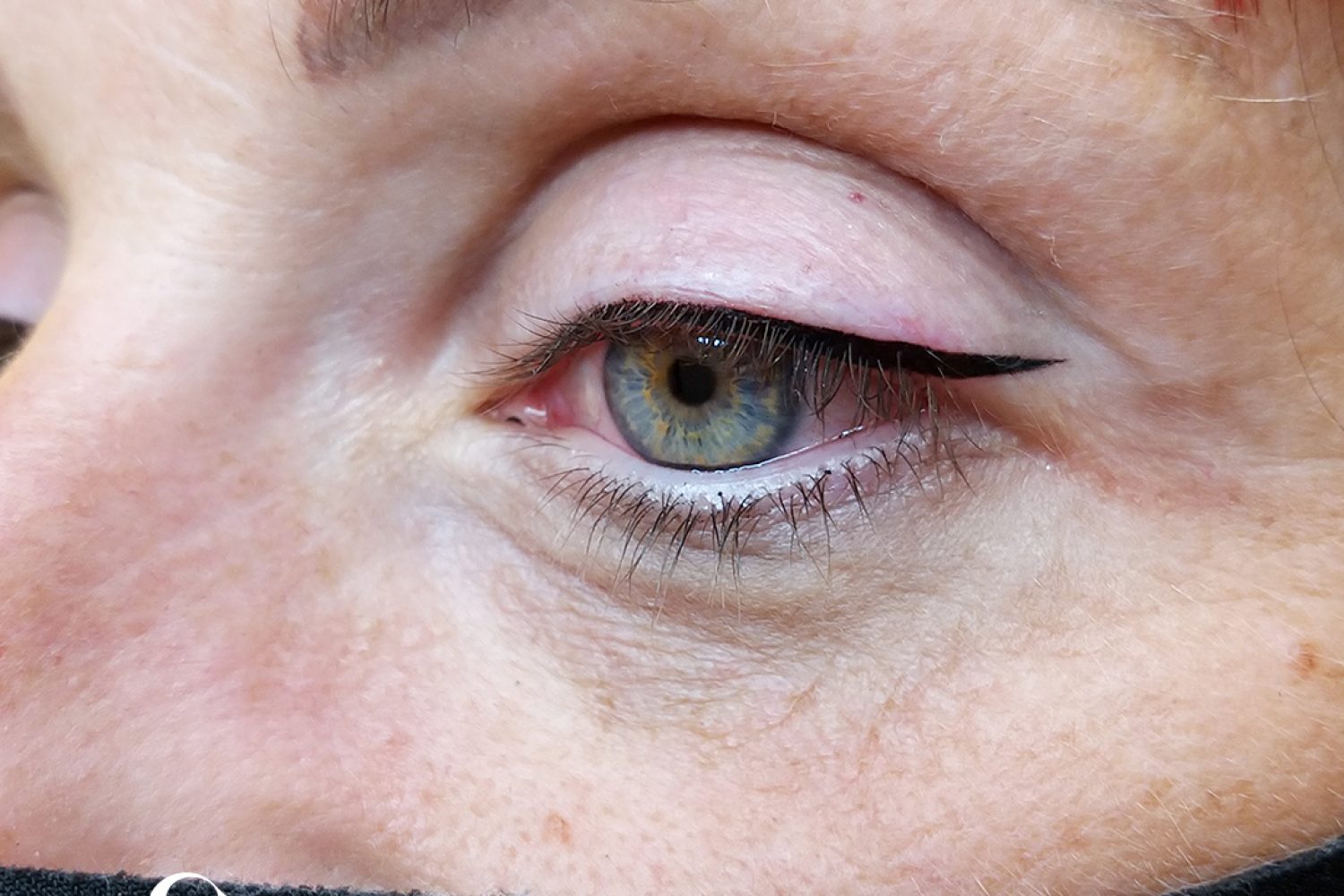 Un eyeliner sottile ed elegante realizzato con il trucco permanente