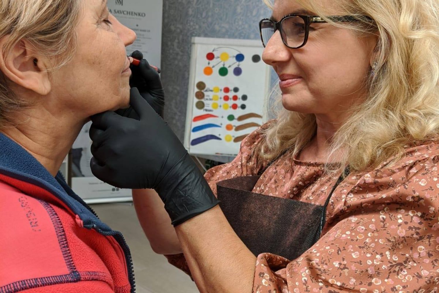 una allieva dei miei corsi di trucco permanente al lavoro sulla modella
