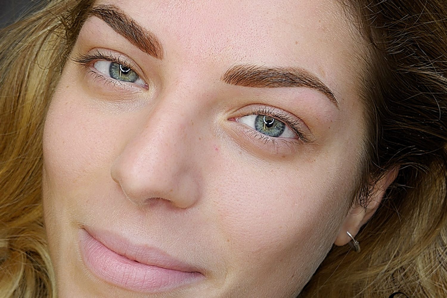 Carlotta e Olga, sopracciglia realizzate con il trucco permanente