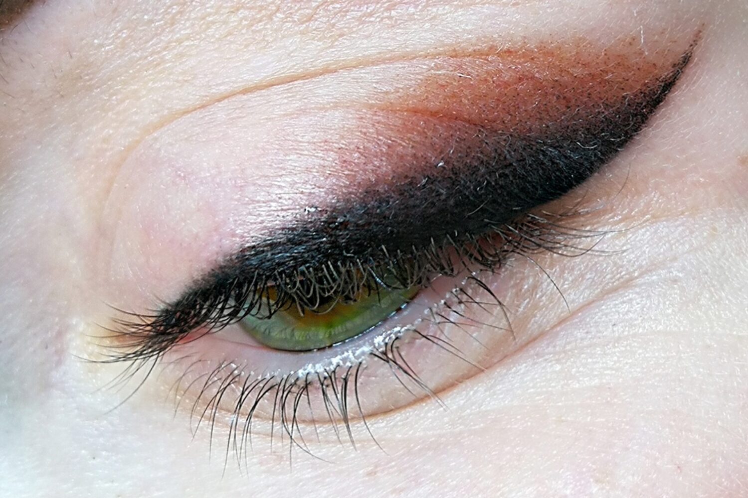 il dettaglio di un eyeliner sfumato dal nero al marrone