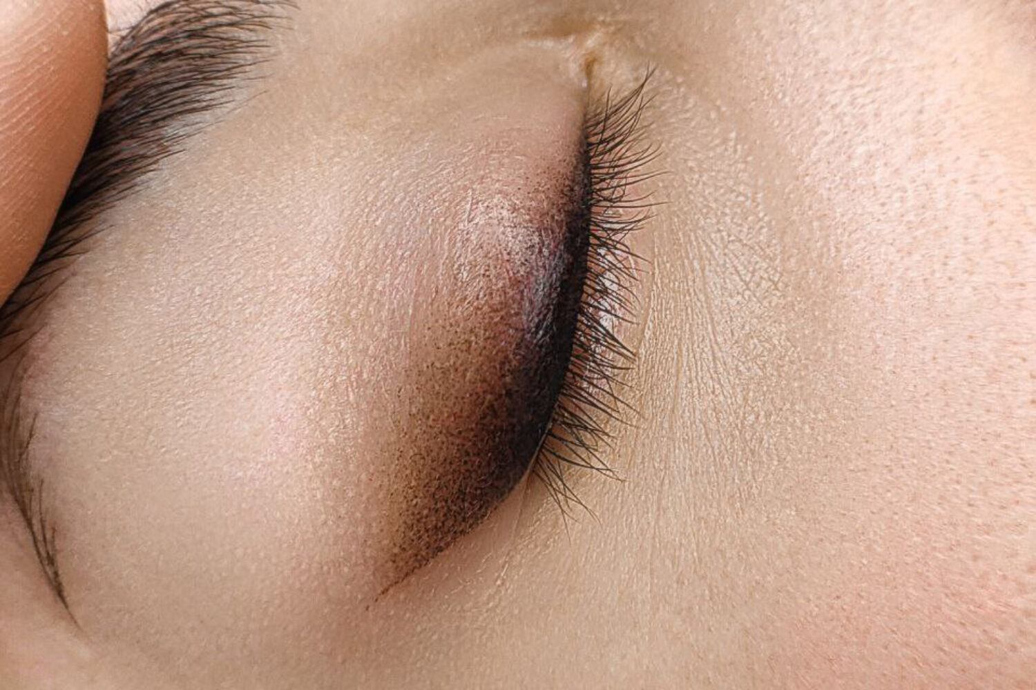 Tatuaggio occhi, eyeliner sfumato, trucco permanente