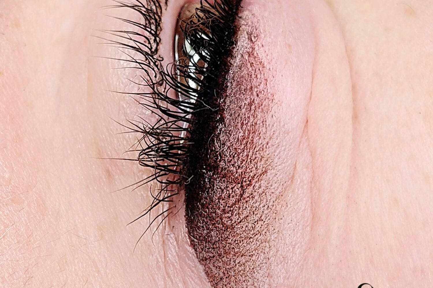 eyeliner sfumato nero e marrone (trucco permanente occhi)