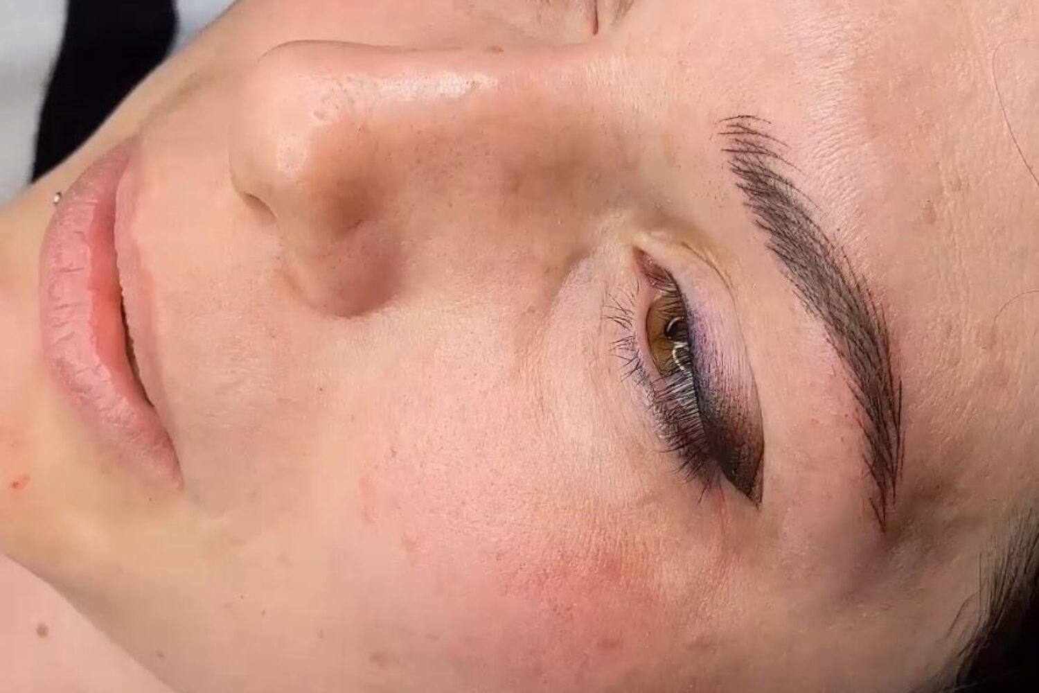 Eyeliner sfumato realizzato con il trucco semipermanente, la reazione della cliente felice