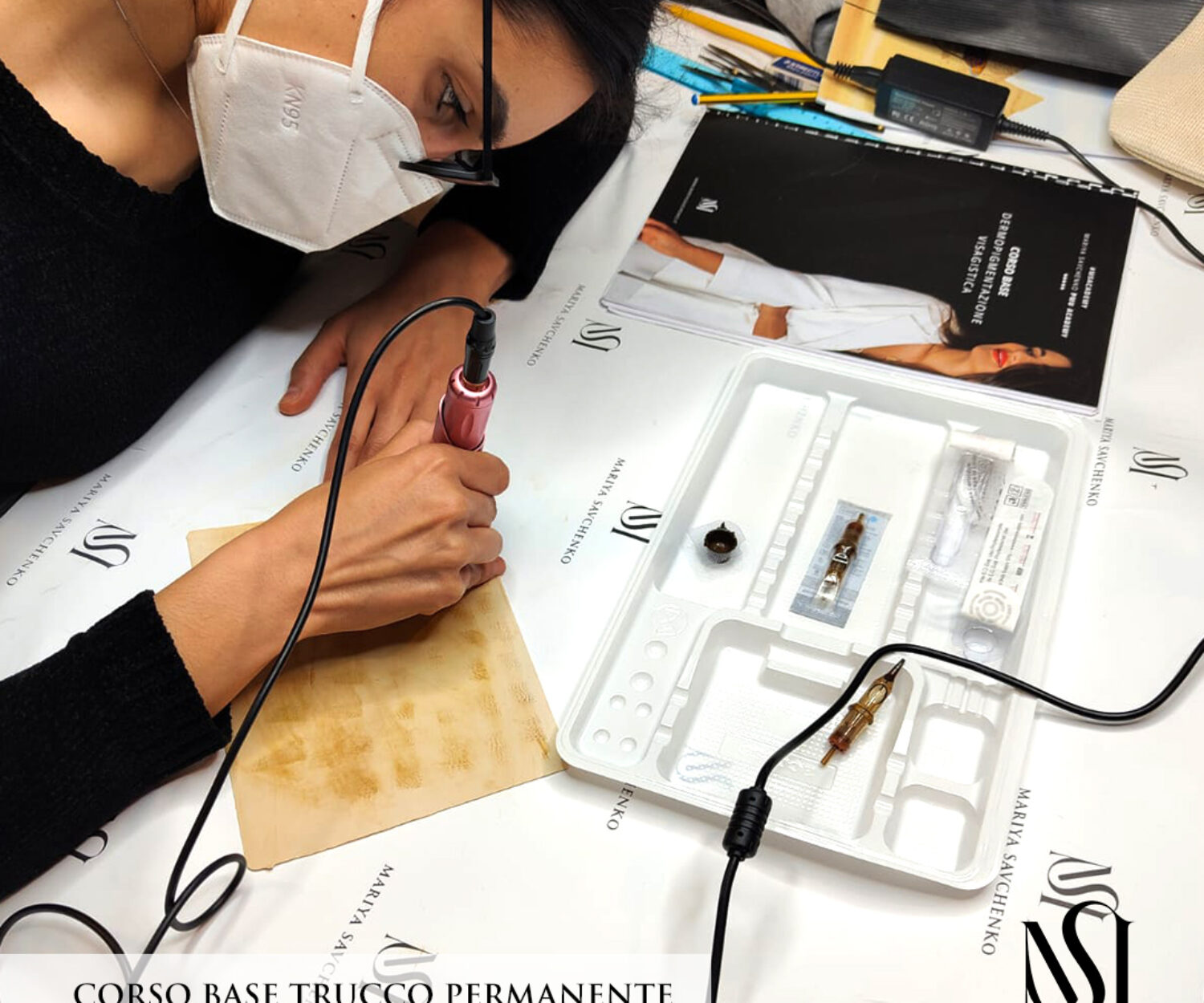 Allieva del corso di trucco permanente, livello base