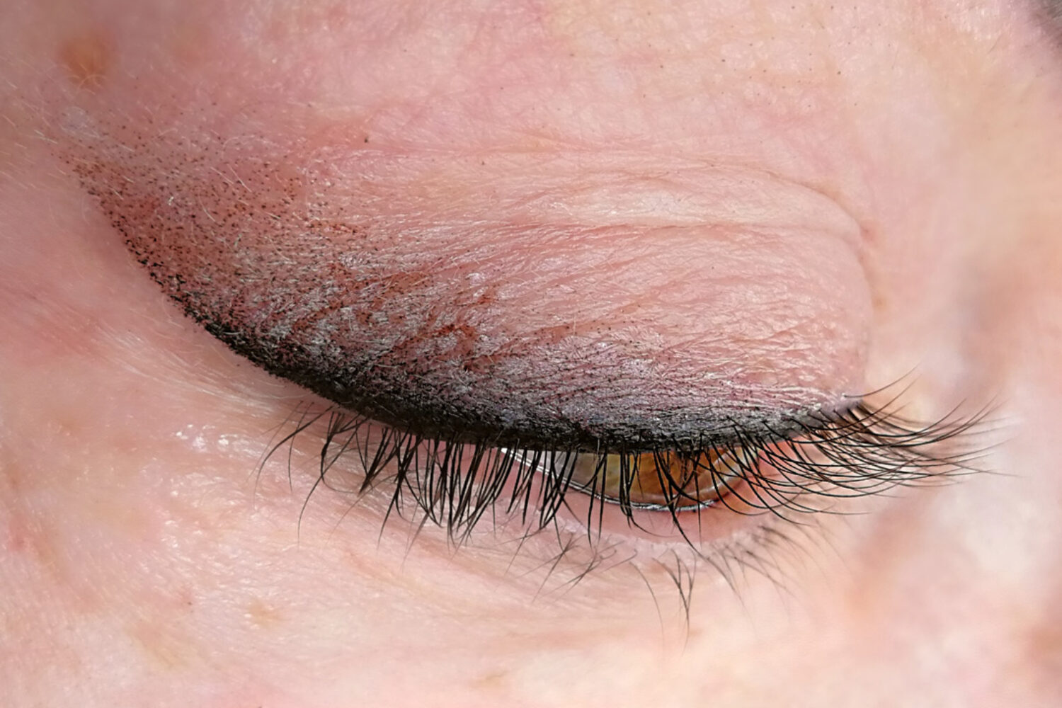 Eyeliner semipermanente effetto lifting su una cliente dalla pelle matura