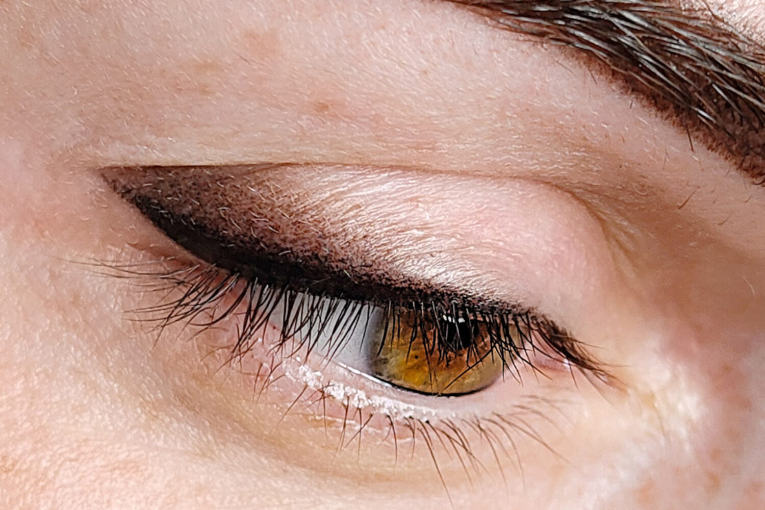 Eyeliner sfumato in due colori per un makeup perfetto in estate e in inverno