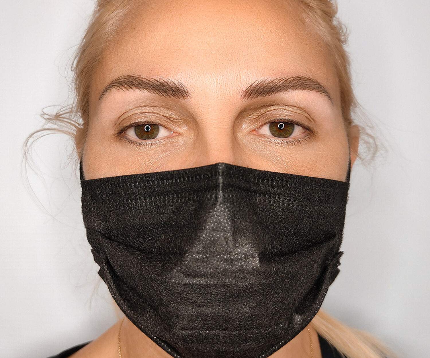 sopracciglia pelo a pelo tatuate, vista frontale del lavoro di Mariya Savchenko