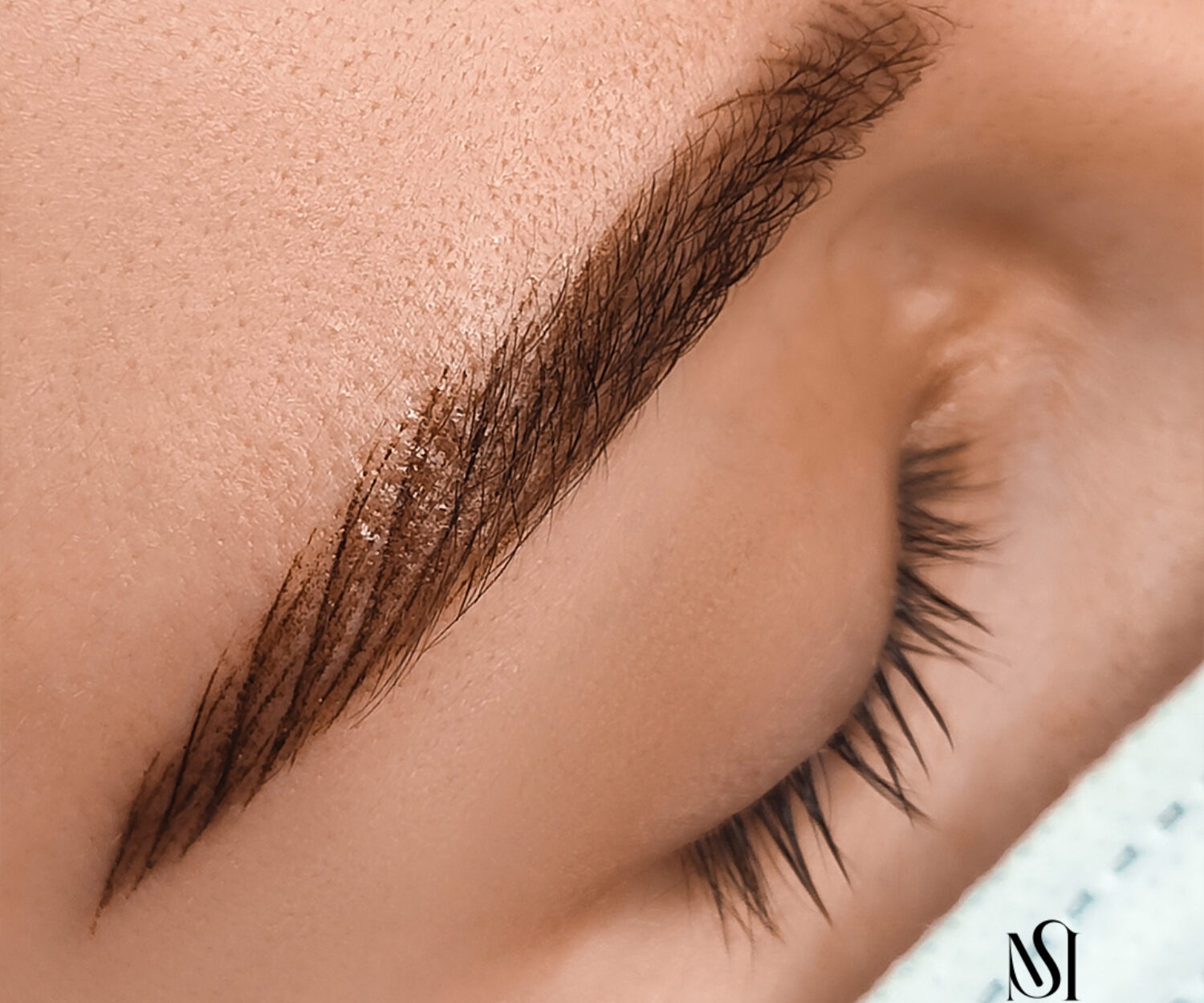 Sopracciglio realizzato con la tecnica iperrealistica combinata a quella sfumata