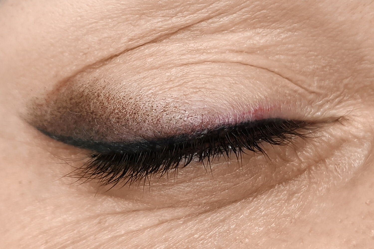Rimozione di un tatuaggio occhi con un nuovo eyeliner sfumato