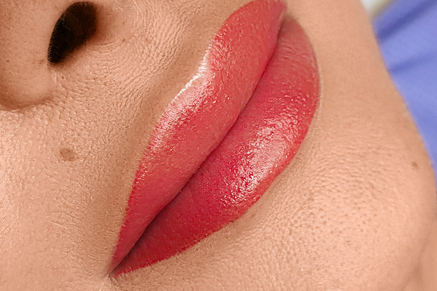 Trucco semipermanente labbra, riempimento totale effetto rossetto