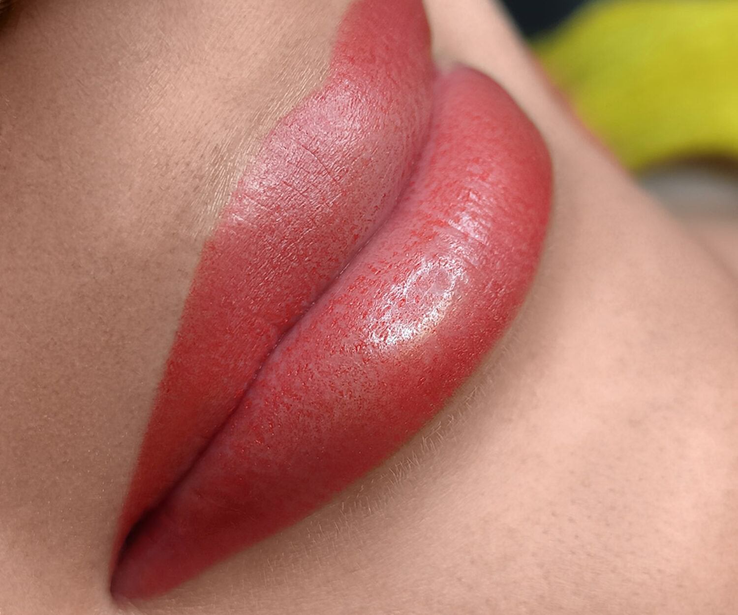 Tatuaggio labbra con riempimento totale dal colore molto deciso, per un effetto rossetto coprente