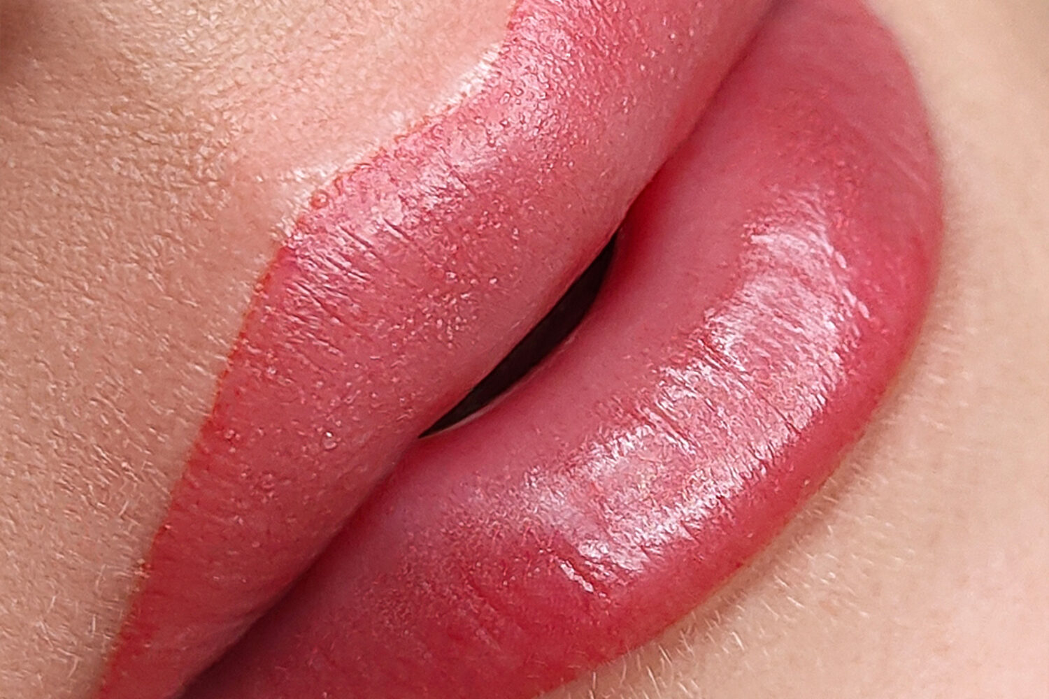 Labbra tatuate con la dermopigmentazione, effetto rossetto riempimento totale