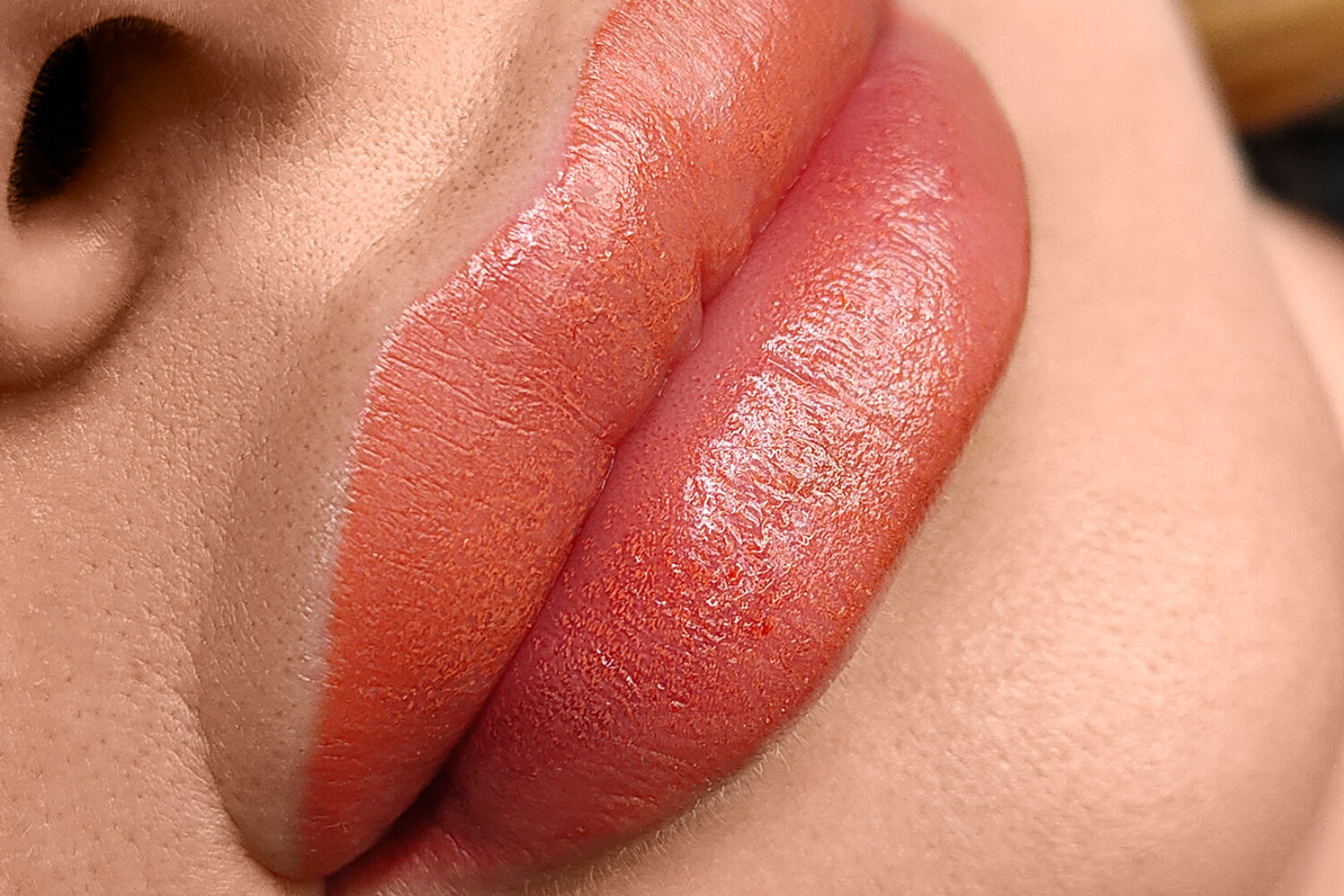 Il tatuaggio semipermanente labbra provoca l'herpes? Le labbra si gonfiano dopo la dermopigmentazione?