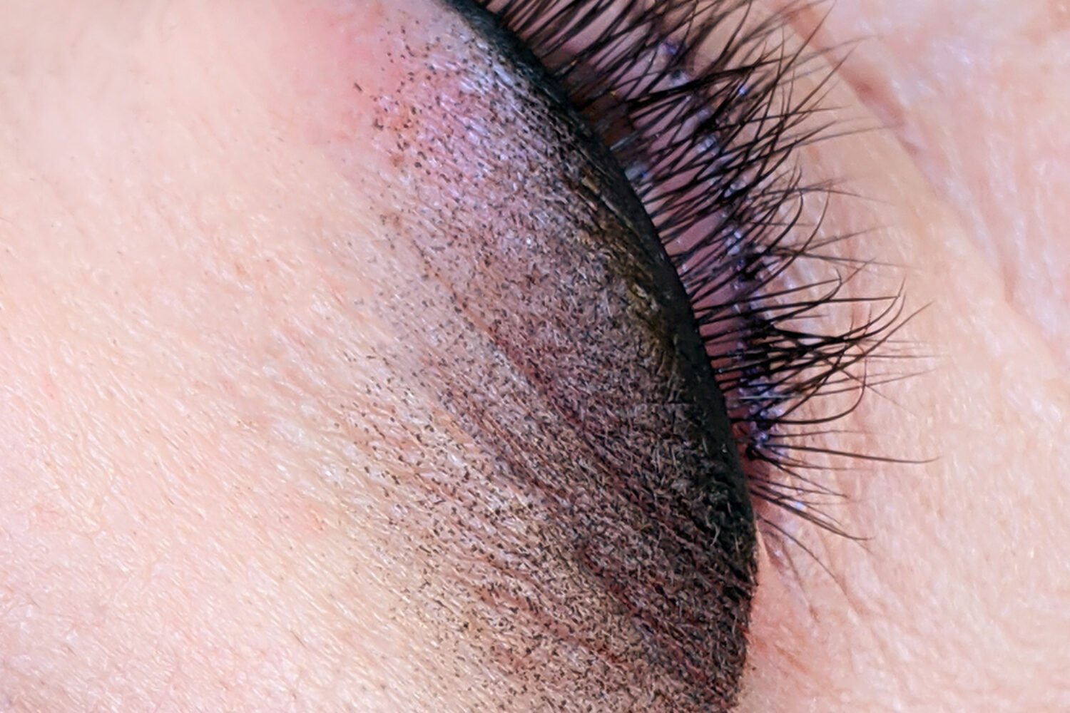 Un eyeliner a due colori, nero e marrone, dalla sfumatura soffice ed estremamente ampia