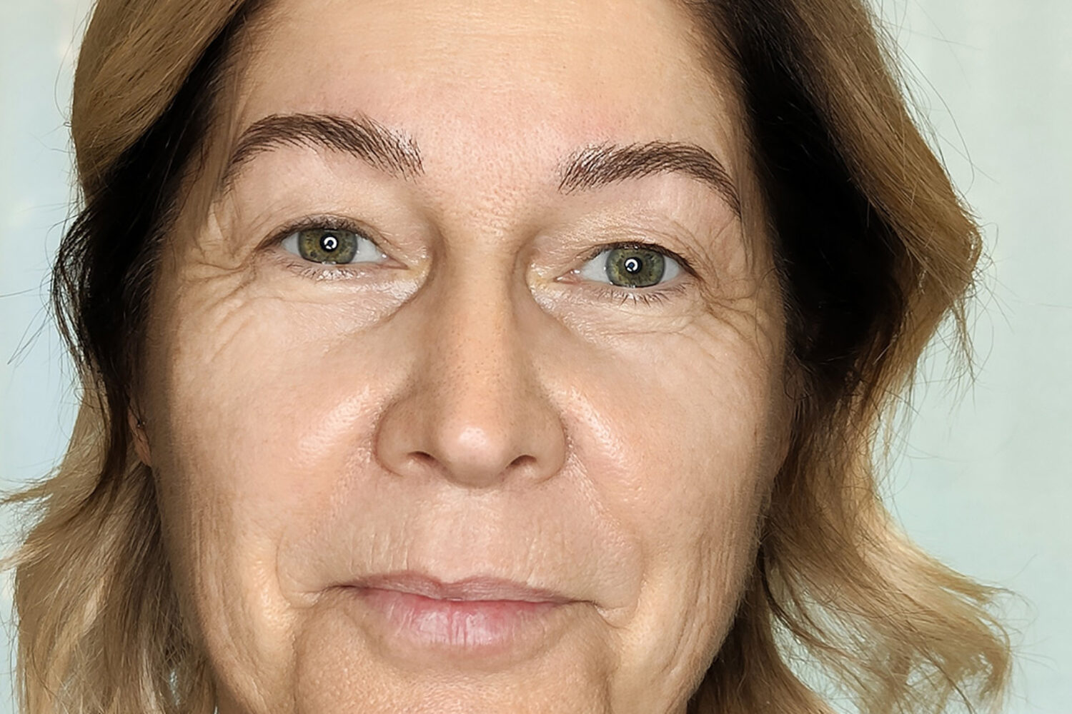 sopracciglia a pelo su donna in età matura over 55