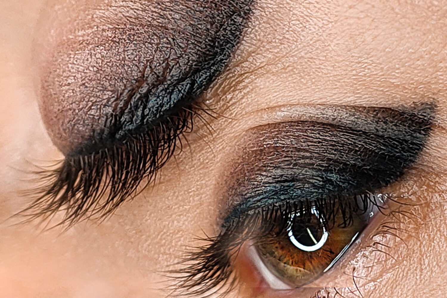 eyeliner tatuato dalla sfumatura molto ampia e morbida