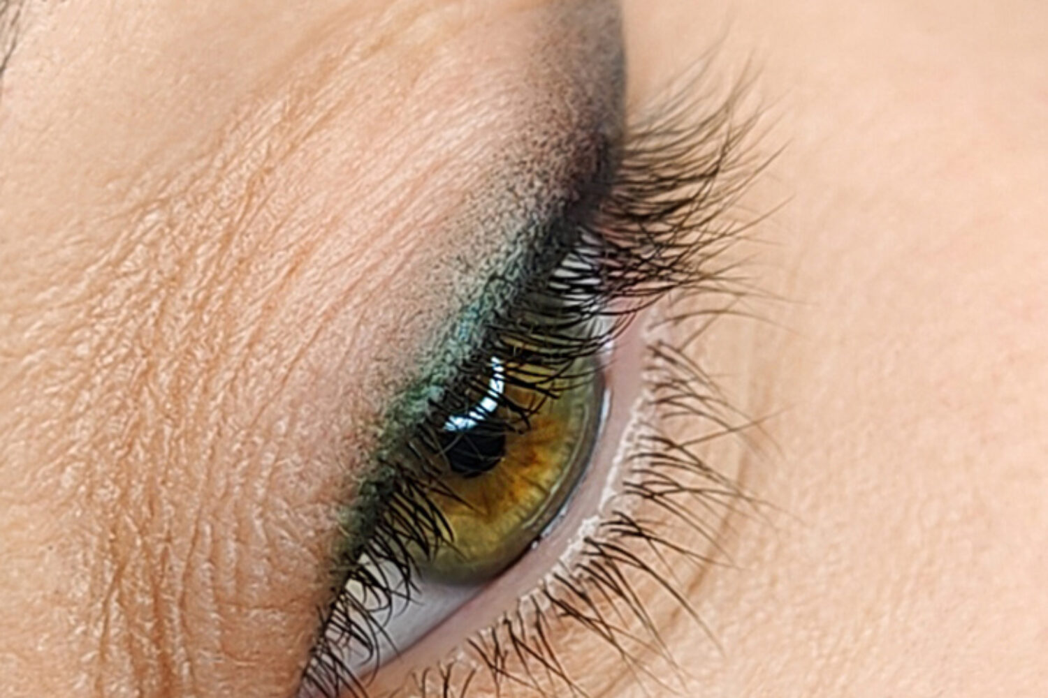 Eyeliner tatuato con sfumatura ombretto, realizzato in due colori