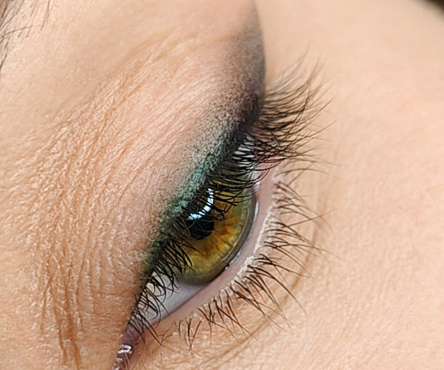 Eyeliner tatuato con sfumatura ombretto, realizzato in due colori