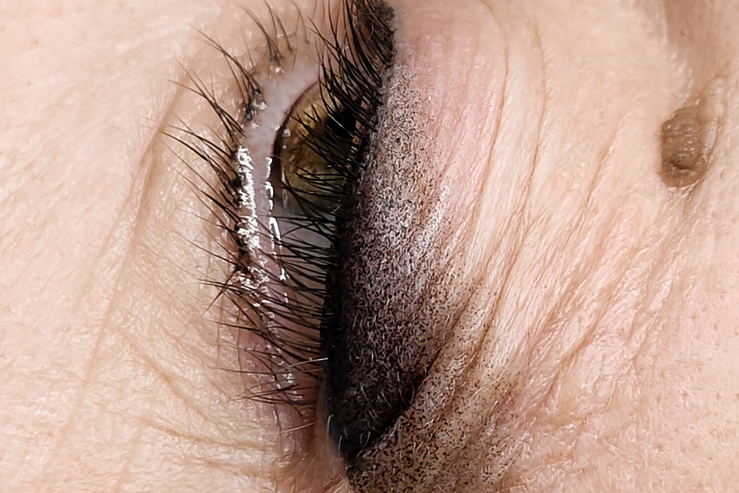 Palpebre cadenti e tatuaggio: l'effetto lifting del mio eyeliner sfumato realizzato con il trucco permanente occhi