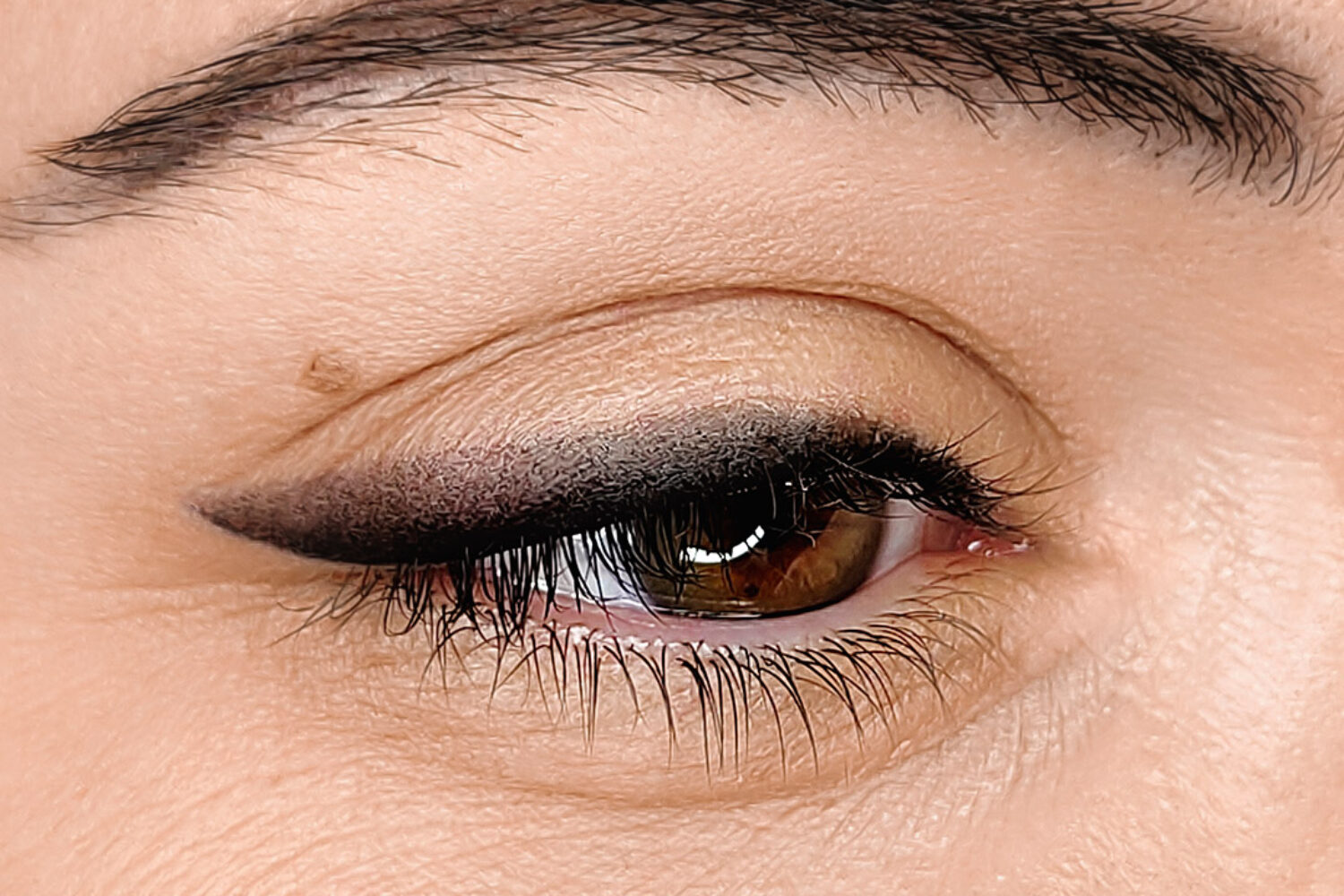eyeliner soft sfumatura media realizzato con il trucco permanente