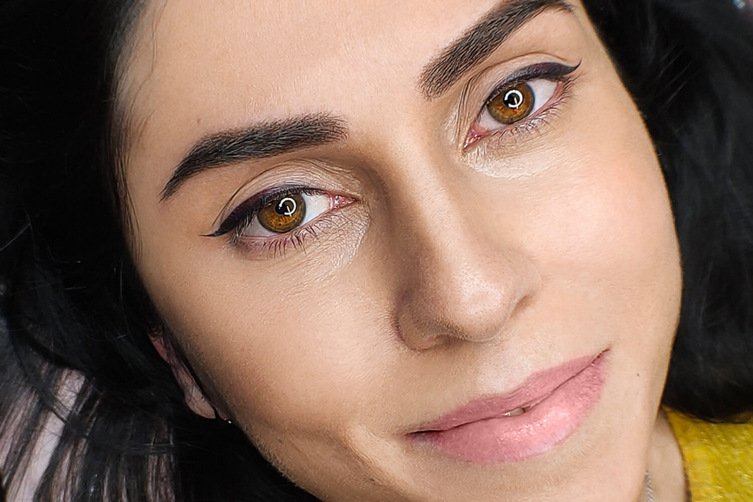 Eyeliner grafico e sopracciglio: due tatuaggi per il nuovo look di Ana