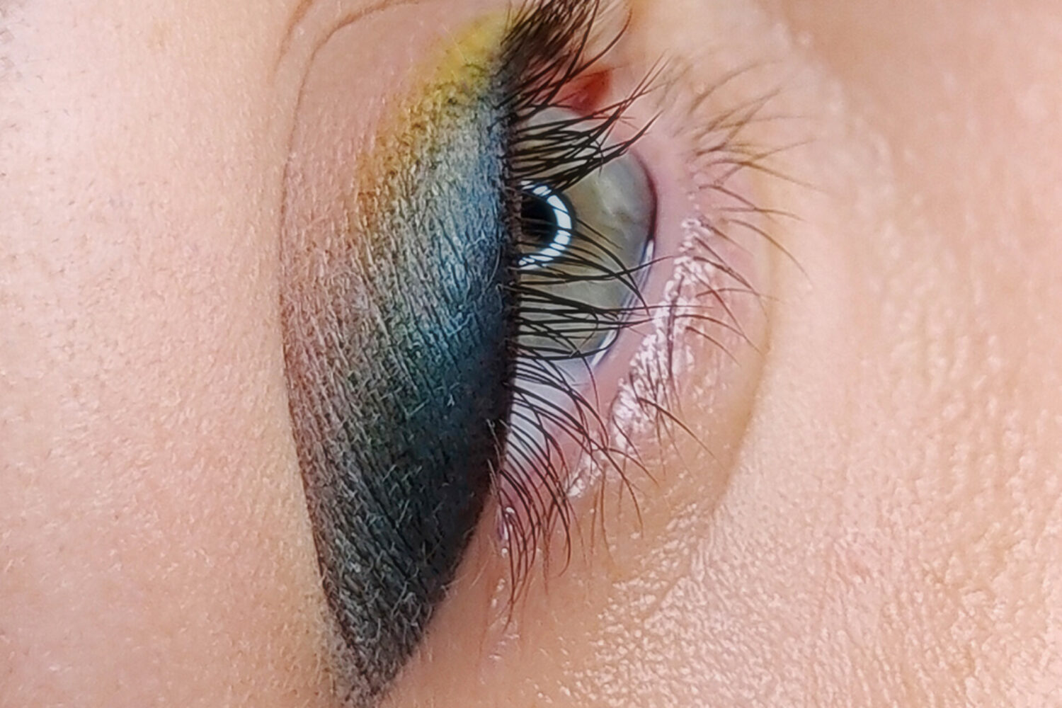 Eyeliner semipermanente, come realizzo un tatuaggio occhi con sfumatura in più colori