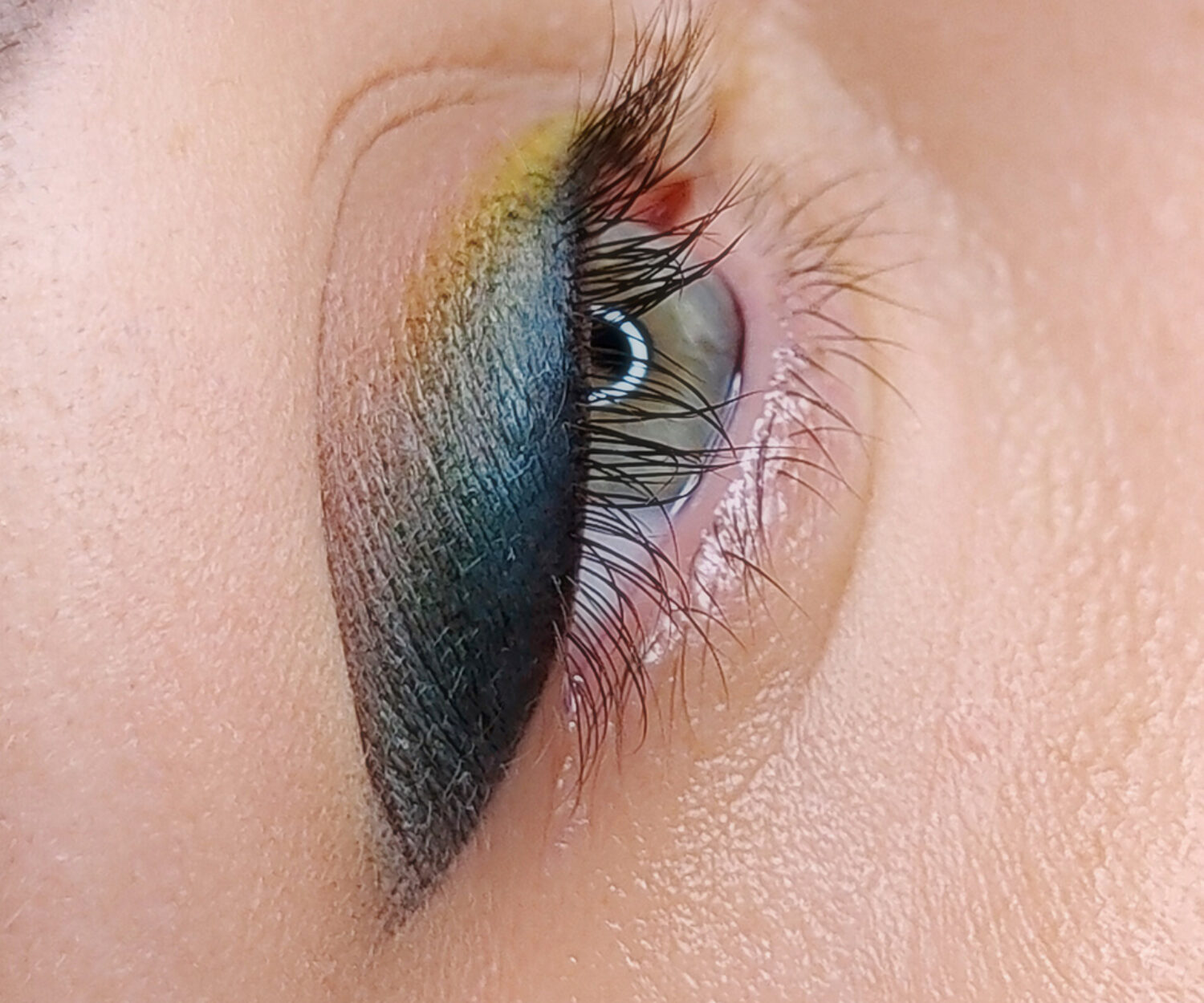 Eyeliner semipermanente, come realizzo un tatuaggio occhi con sfumatura in più colori