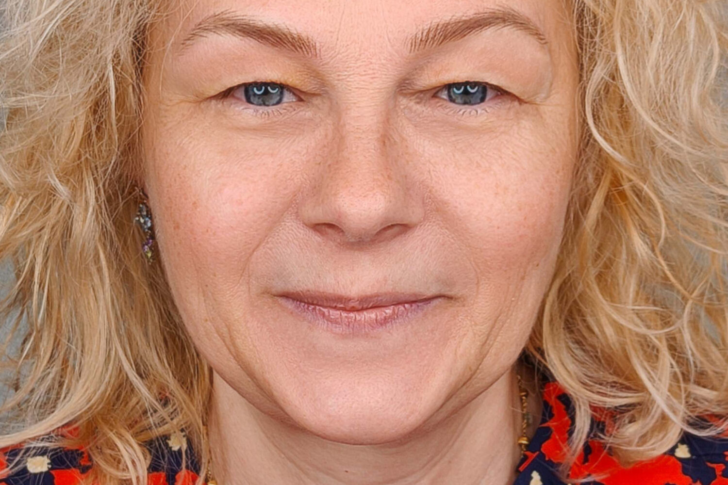 sopracciglio tecnica a pelo, donna matura over 50