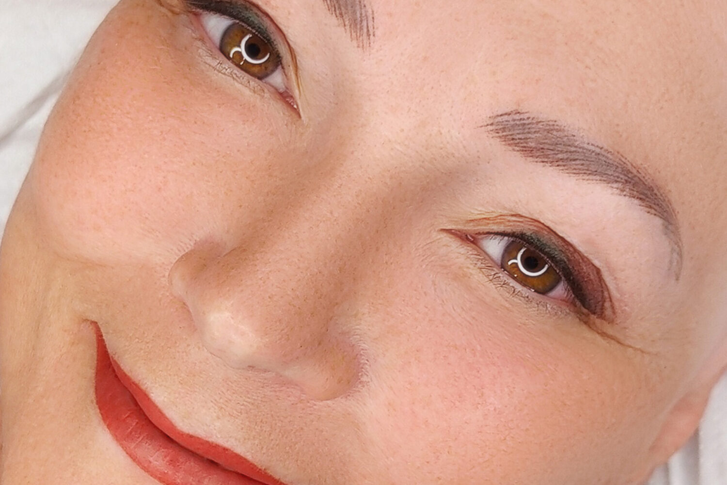 Trucco permanente e chemioterapia tatuaggio sopracciglia con alopecia